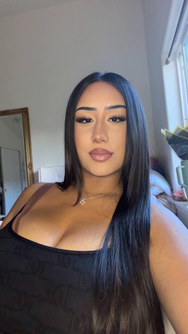 Busty Latina loves showing off cleavage #4rEP1z5E