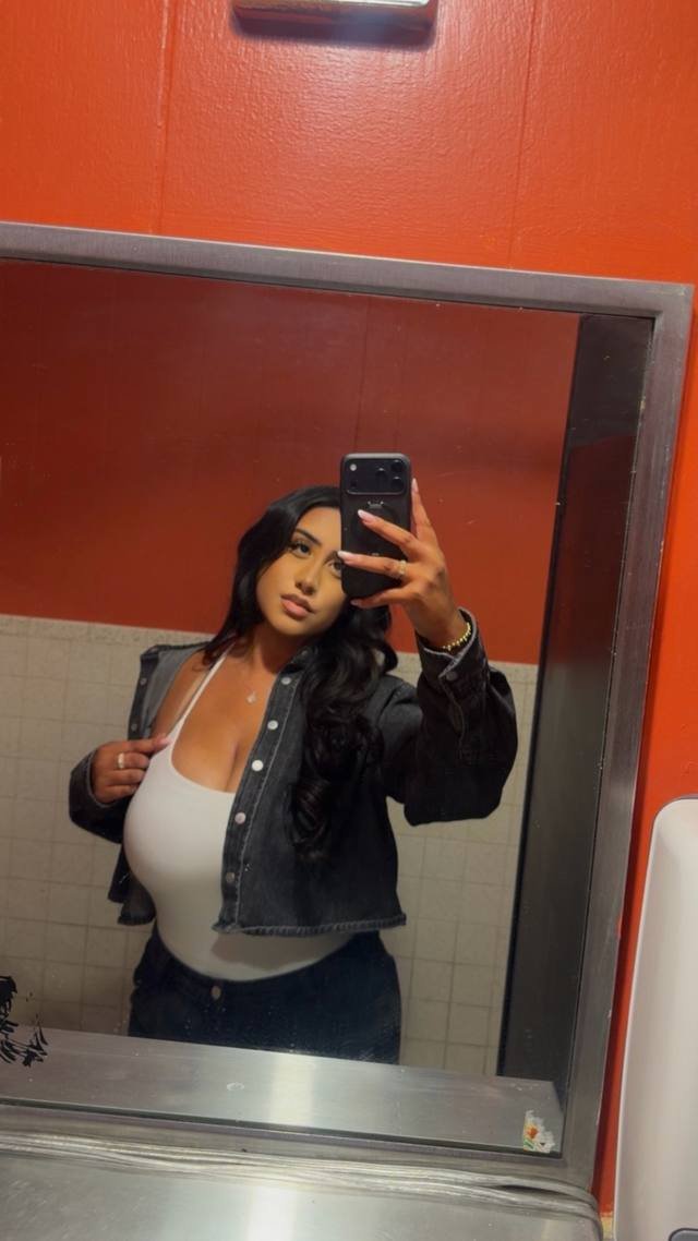 Busty Latina loves showing off cleavage #8pJdqSVu