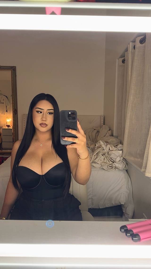 Busty Latina loves showing off cleavage #WADjnqP5