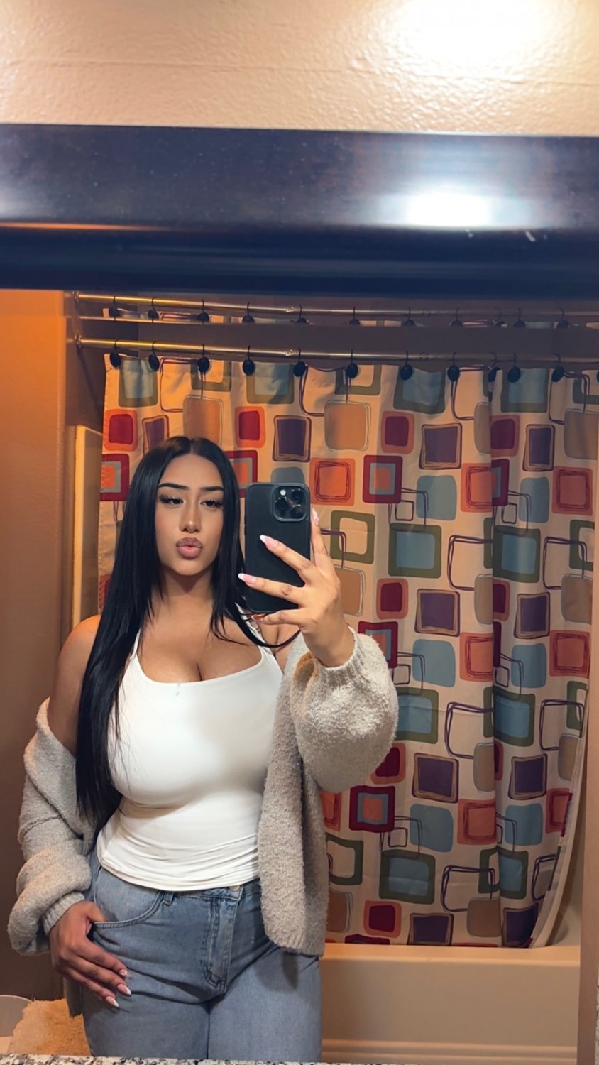Busty Latina loves showing off cleavage #xRKseHxq