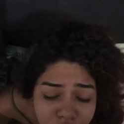 Gozando na cara da putinha cacheada #3LmPRMRo