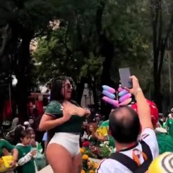 MEXICANA CUMPLIO PROMESA DE QUE SI PASABAN A OCTAVOS SE COJIA A UN HINCHA #Z43Hd6TF