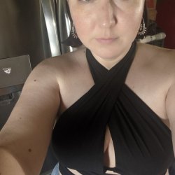 Sexy, chubby amateur, black hair, hairy - Who is she? #KZlXGvMb