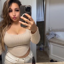 Thick Latina loves showin off her cleavage #azFHauWN
