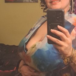 Aunty looks so good with her cleavage out #F9NZbctf