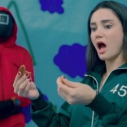 SQUID GAME - Victoria carmargo brasilera rompe la galleta en el juego del calamar y es follada #USukph2I