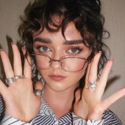 Maisie Williams begging to be cumed on #6e3KhRlg