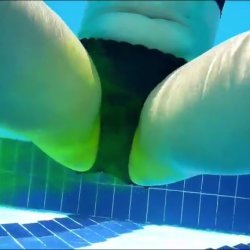 Girl pisses in public pools #igTGm2fp