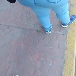 Señora culona esperando bondi #E5XmMWDB